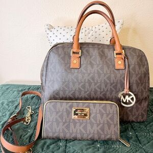 BARELY USED …….. MICHAEL KORS LYNN BROWN PRINTED LARGE SATCHEL BAG